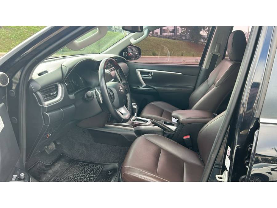 TOYOTA - HILUX SW4 - 2017/2017 - Preta - R$ 214.000,00