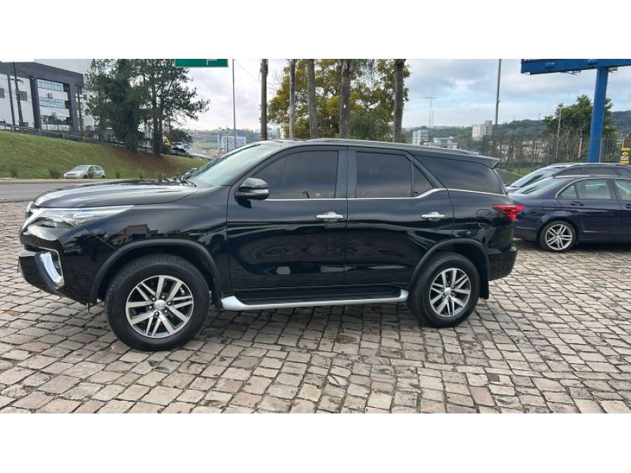 TOYOTA - HILUX SW4 - 2017/2017 - Preta - R$ 214.000,00