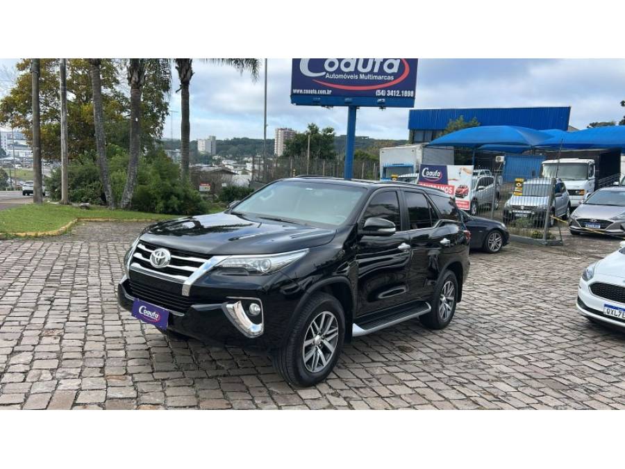 TOYOTA - HILUX SW4 - 2017/2017 - Preta - R$ 214.000,00