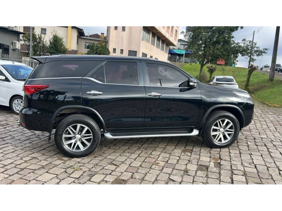 TOYOTA - HILUX SW4 - 2017/2017 - Preta - R$ 214.000,00