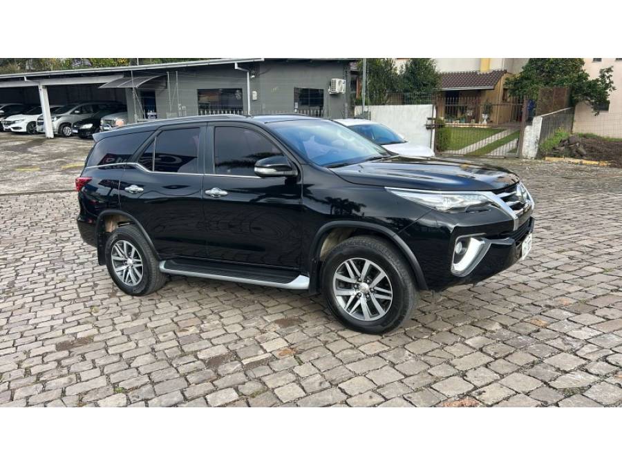 TOYOTA - HILUX SW4 - 2017/2017 - Preta - R$ 214.000,00