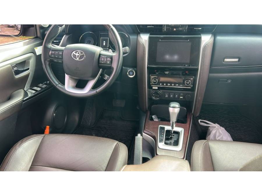 TOYOTA - HILUX SW4 - 2017/2017 - Preta - R$ 214.000,00