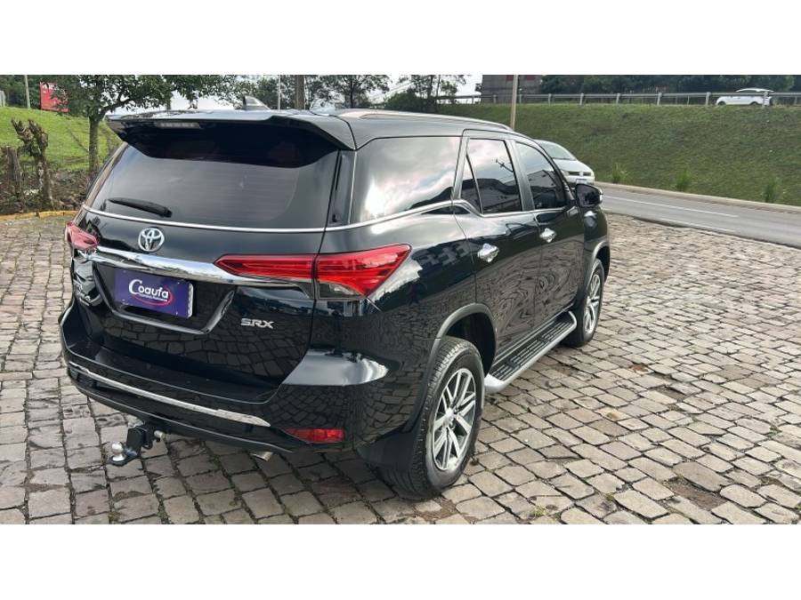 TOYOTA - HILUX SW4 - 2017/2017 - Preta - R$ 214.000,00