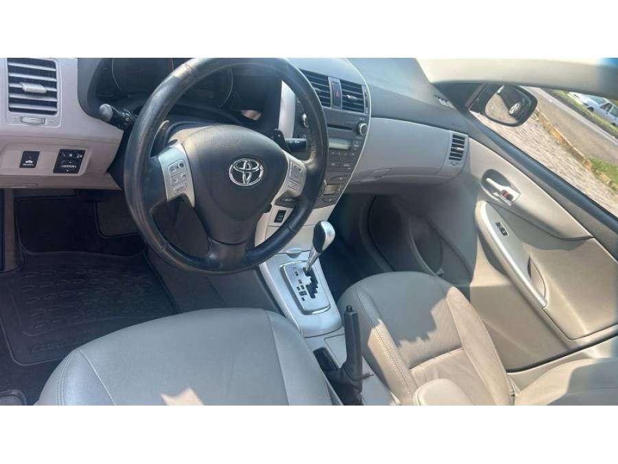 TOYOTA - COROLLA - 2013/2013 - Prata - R$ 68.900,00