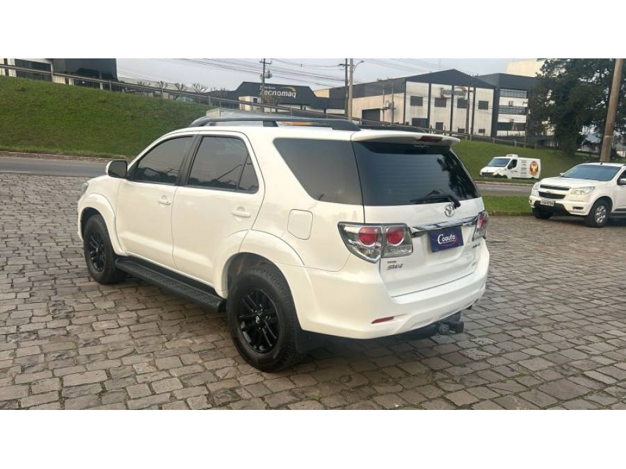 TOYOTA - HILUX SW4 - 2014/2014 - Branca - R$ 149.900,00