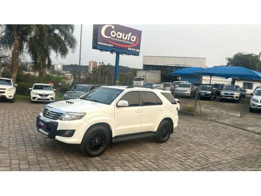 TOYOTA - HILUX SW4 - 2014/2014 - Branca - R$ 149.900,00