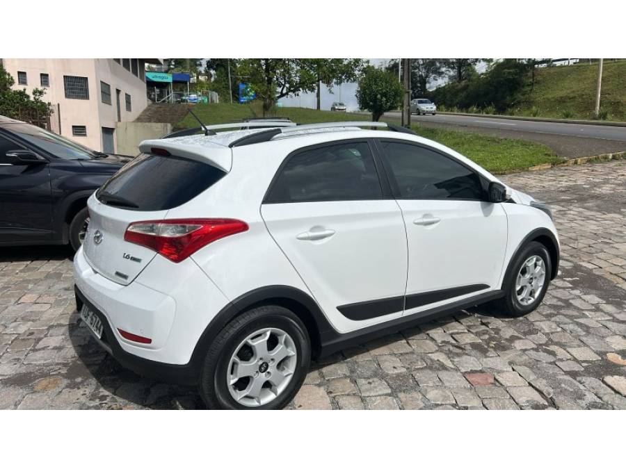 HYUNDAI - HB20X - 2013/2014 - Branca - R$ 59.900,00