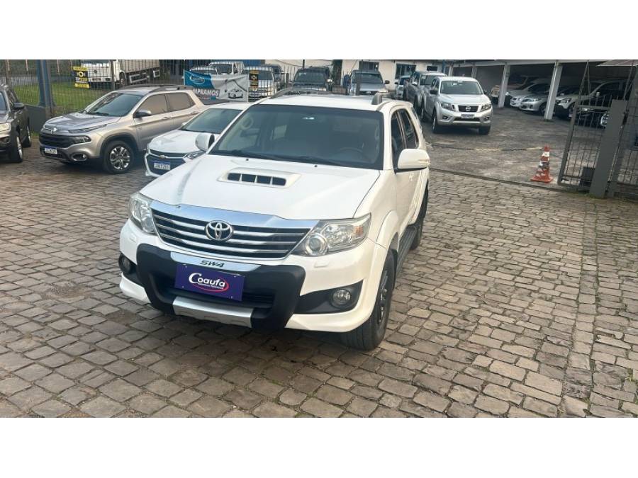 TOYOTA - HILUX SW4 - 2014/2014 - Branca - R$ 149.900,00